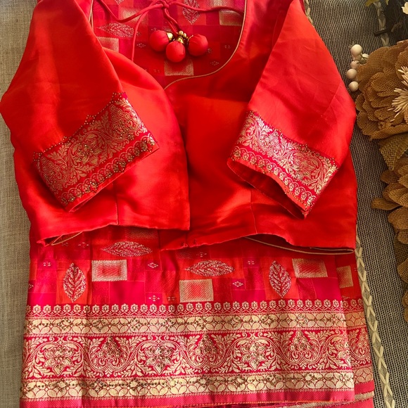 Beautiful red Banarasi saree with blouse - Picture 1 of 4